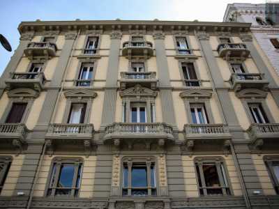 Percorriamo via Quarnaro che ci conduce alle spalle del Teatro Petruzzelli. Qui, ad angolo tra via XXIV Maggio e via Fiume, troviamo Palazzo Fione Saponaro